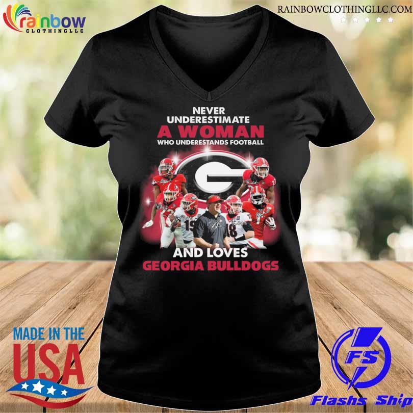 Never underestimate a woman who understands football and loves georgia bulldogs signatures 2023 s v-neck den